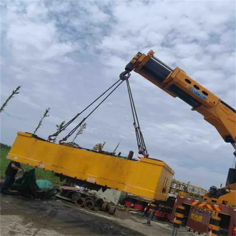 洪湖吊运集装箱的吊车